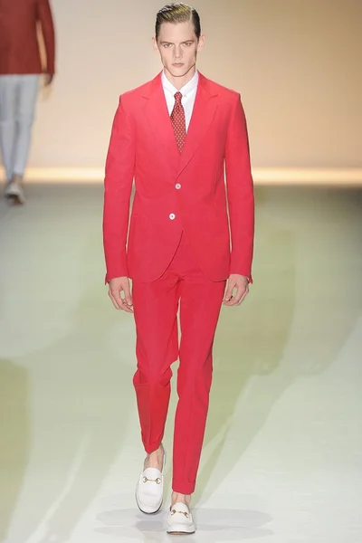Look 16